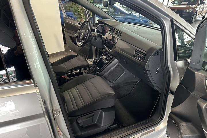 Sølv VW Touran fra 2021