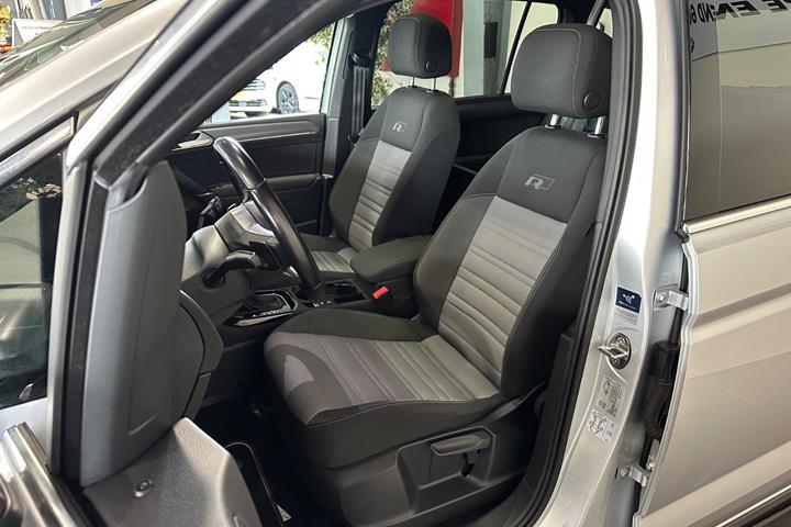 Sølv VW Touran fra 2021