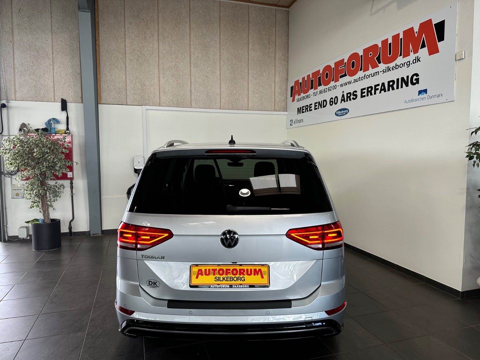 Sølv VW Touran fra 2021