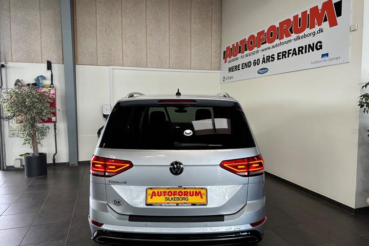 Sølv VW Touran fra 2021