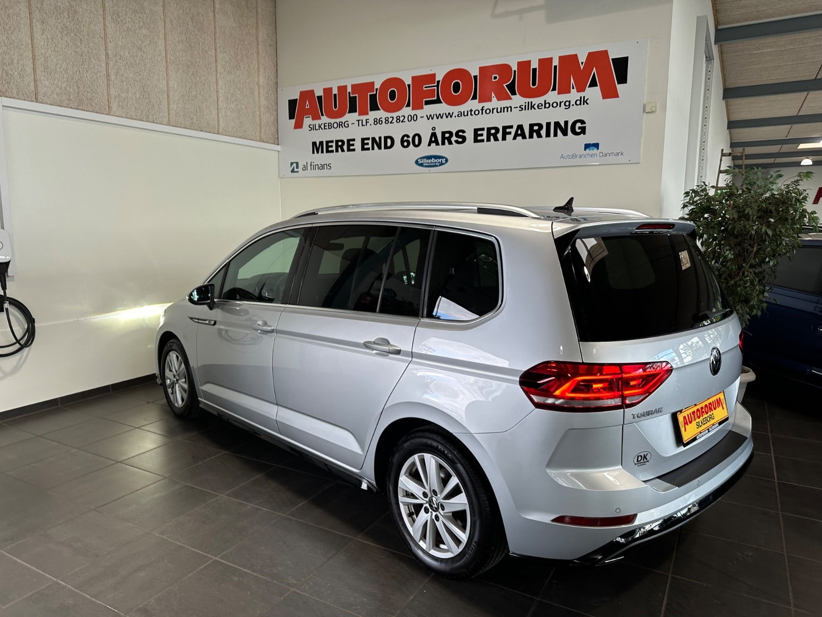 Sølv VW Touran fra 2021