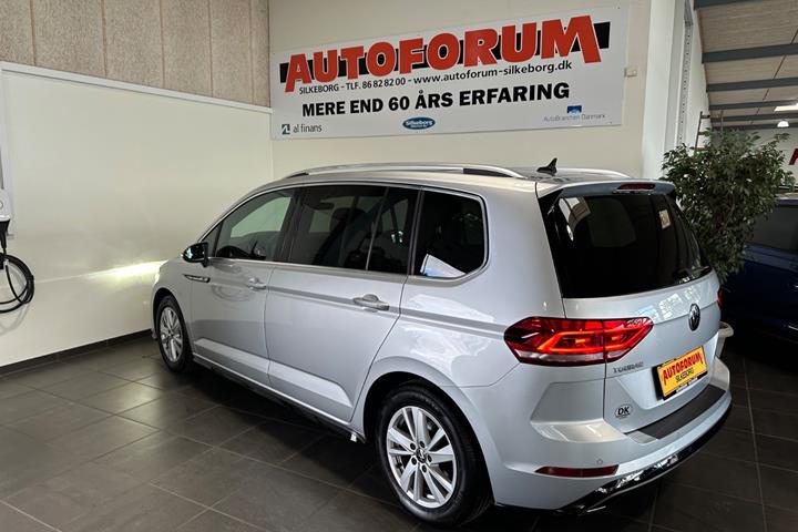 Sølv VW Touran fra 2021