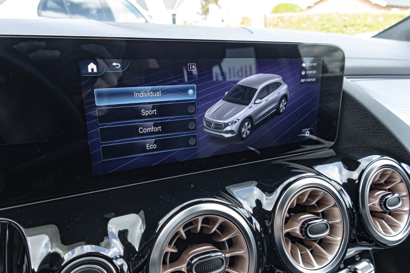 Sort Mercedes EQA250 fra 2021