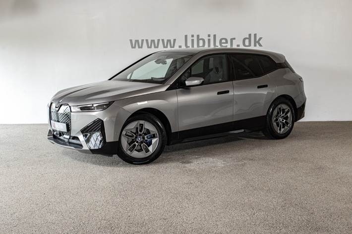 Grå BMW iX fra 2022 set udefra