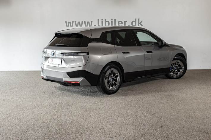 Grå BMW iX fra 2022