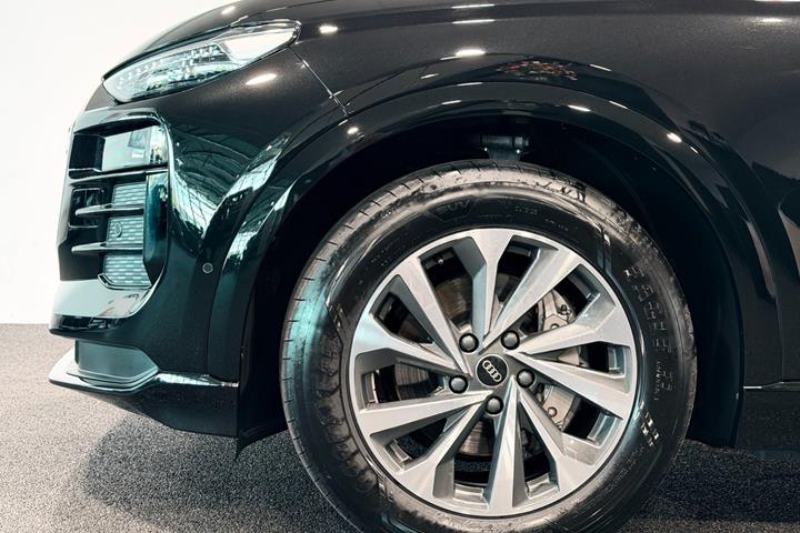 Sort Audi Q6 e-tron fra 2025