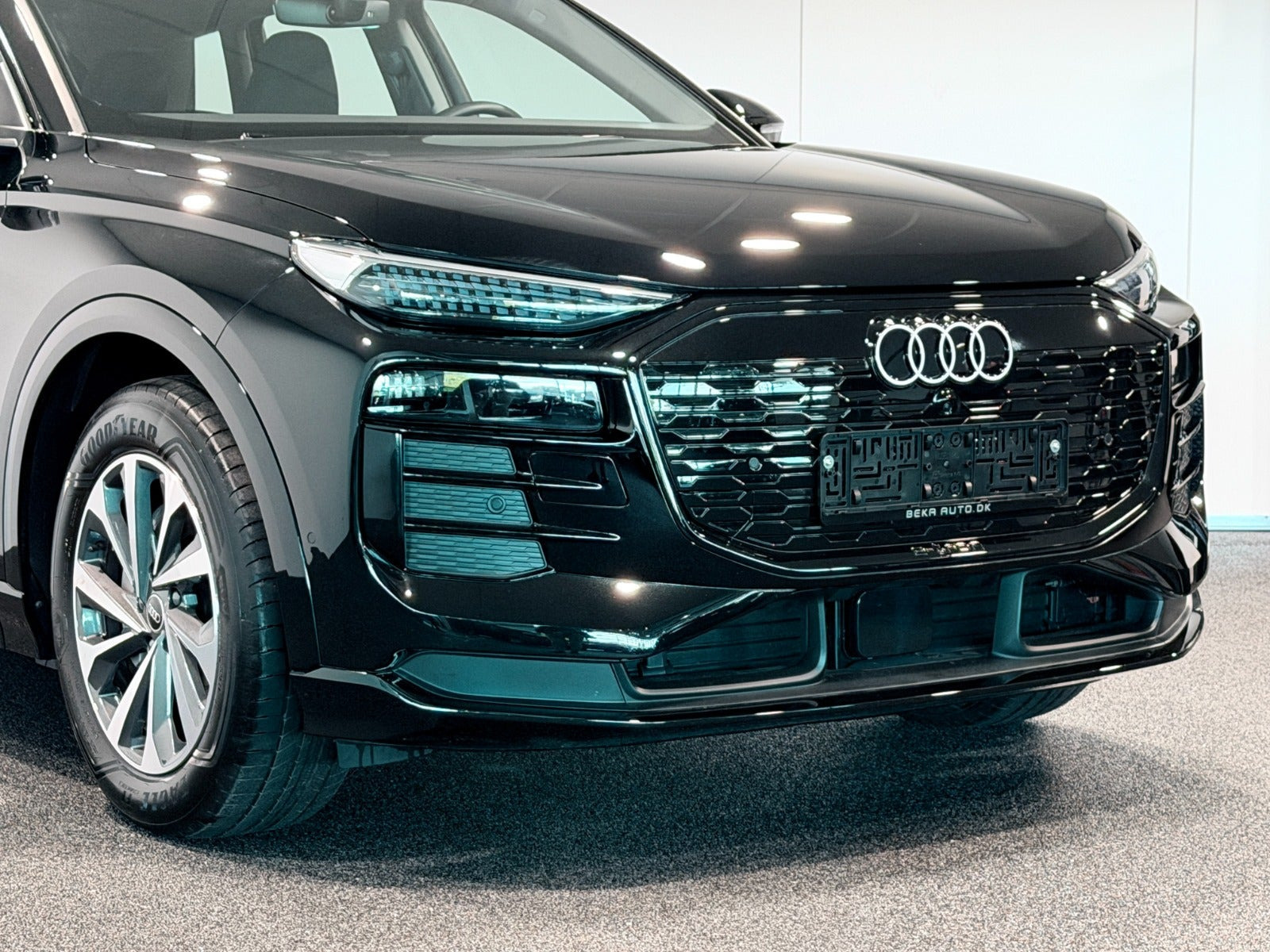 Sort Audi Q6 e-tron fra 2025