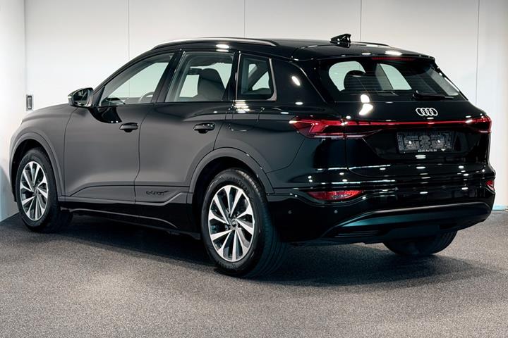 Sort Audi Q6 e-tron fra 2025