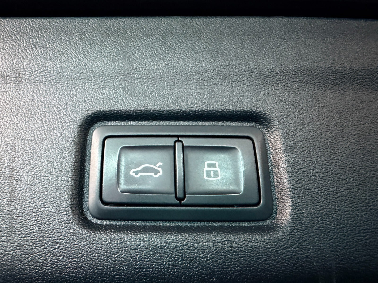 Sort Audi Q6 e-tron fra 2025