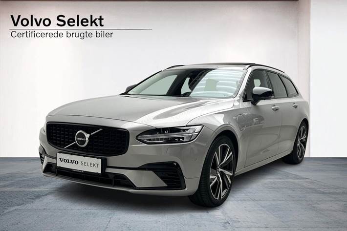 Sølv Volvo V90 fra 2023 set udefra