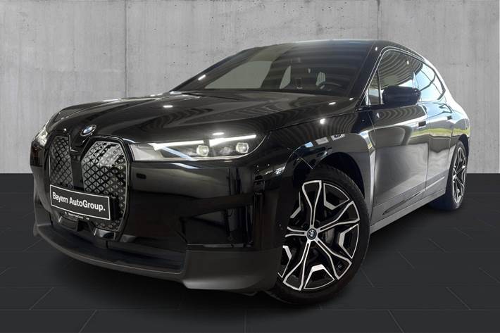 Sort BMW iX fra 2023 set udefra