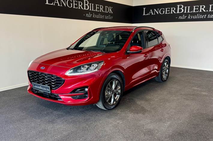 Rød Ford Kuga fra 2020 set udefra