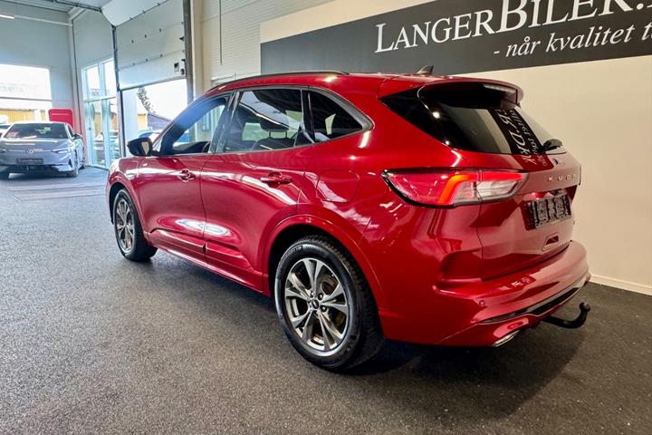 Rød Ford Kuga fra 2020