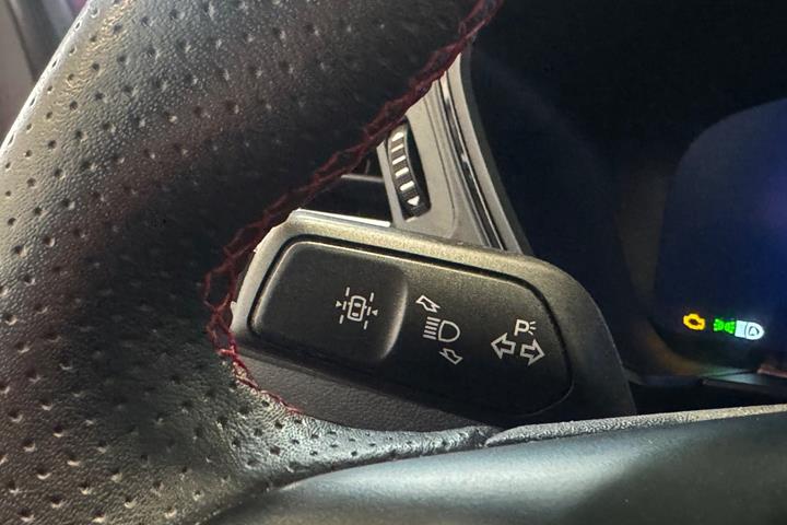 Rød Ford Kuga fra 2020