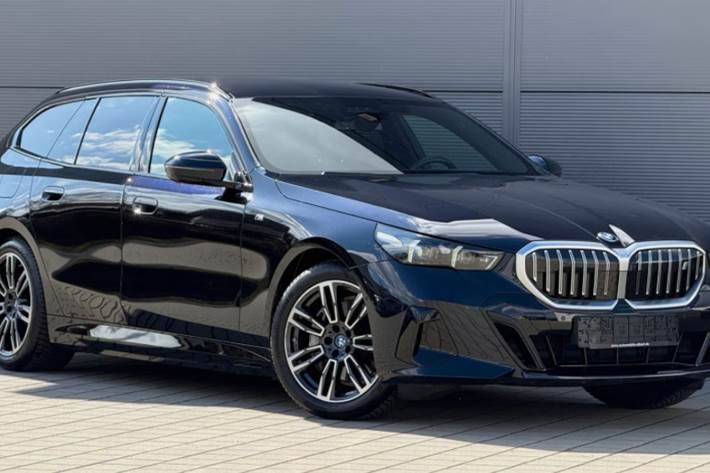 Blå BMW i5 fra 2025 set udefra