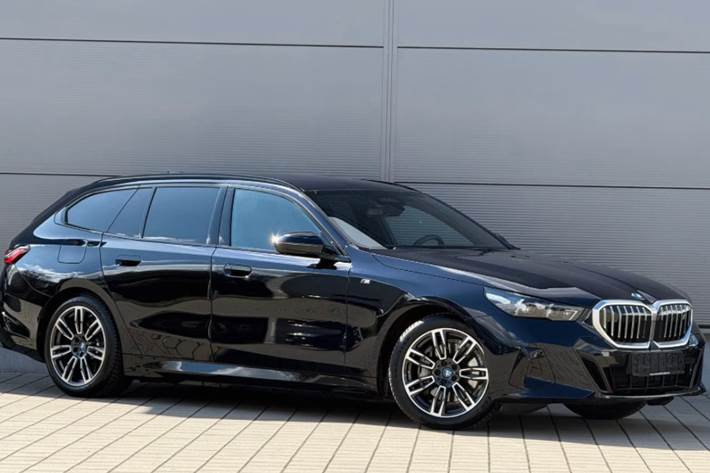Blå BMW i5 fra 2025