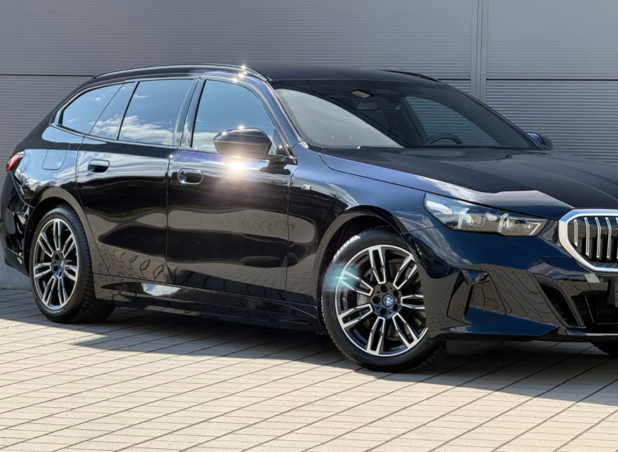 Blå BMW i5 fra 2025