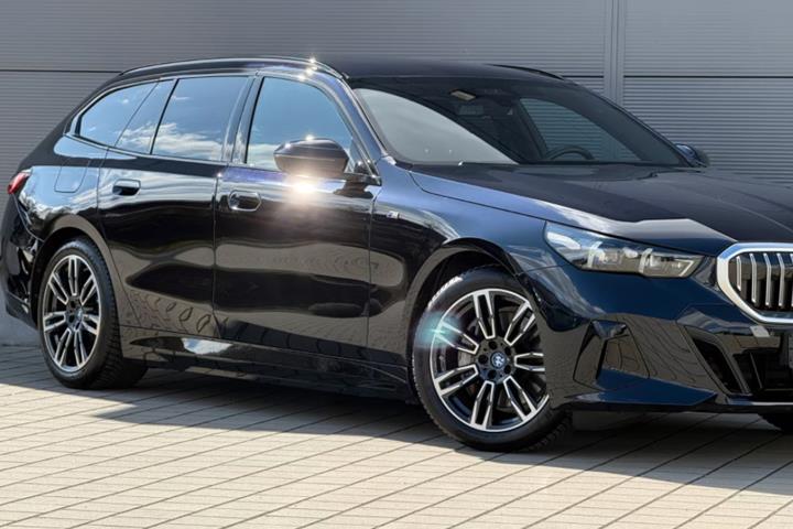 Blå BMW i5 fra 2025