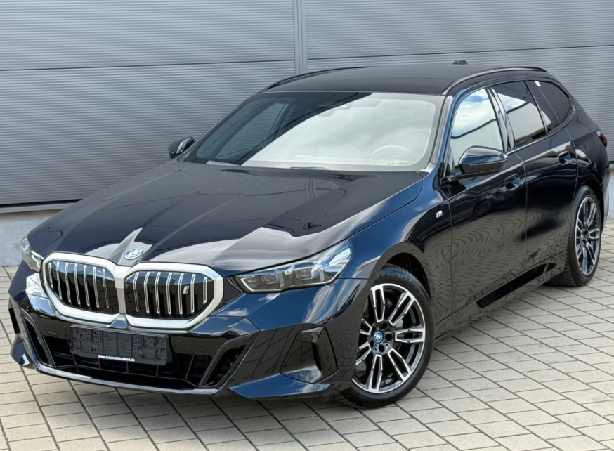 Blå BMW i5 fra 2025