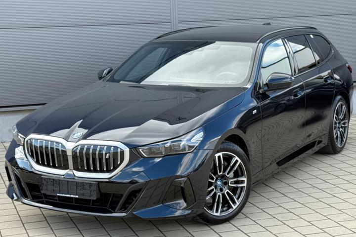 Blå BMW i5 fra 2025