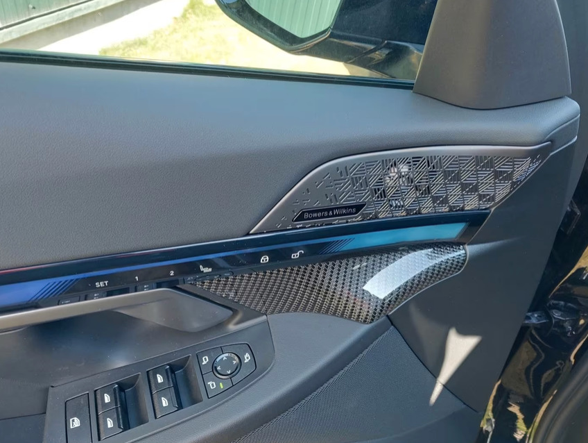 Blå BMW i5 fra 2025
