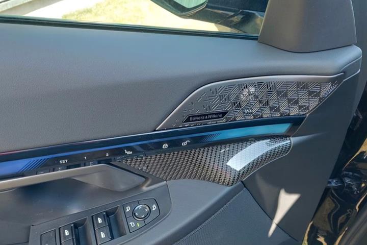 Blå BMW i5 fra 2025