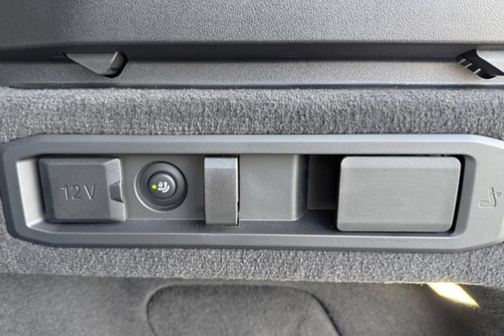 Blå BMW i5 fra 2025