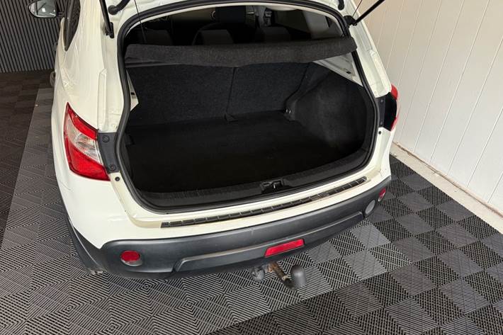 Hvid Nissan Qashqai fra 2012