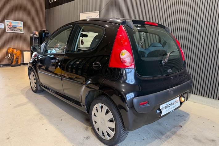 Sort Peugeot 107 fra 2007