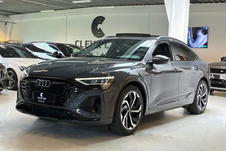 Grå Audi Q8 e-tron fra 2024 set udefra