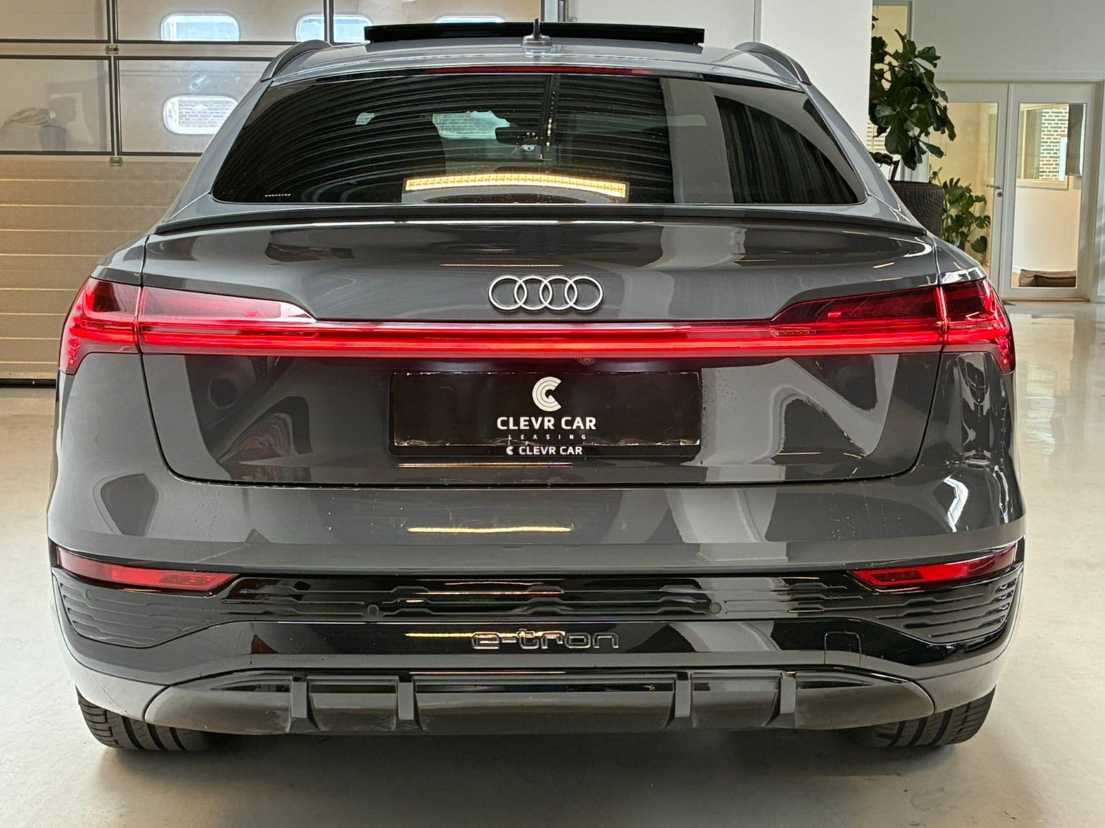 Grå Audi Q8 e-tron fra 2024