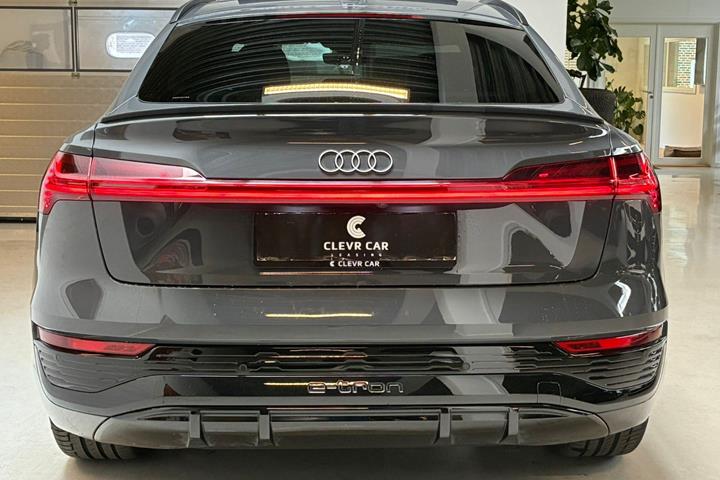 Grå Audi Q8 e-tron fra 2024