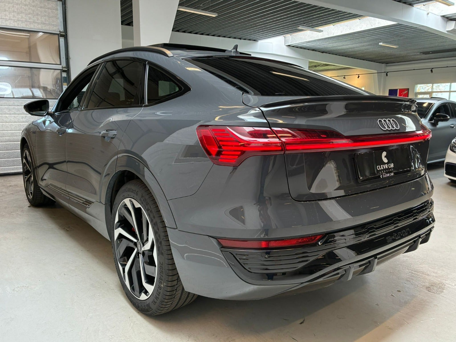 Grå Audi Q8 e-tron fra 2024