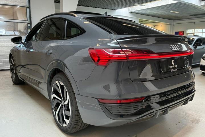 Grå Audi Q8 e-tron fra 2024