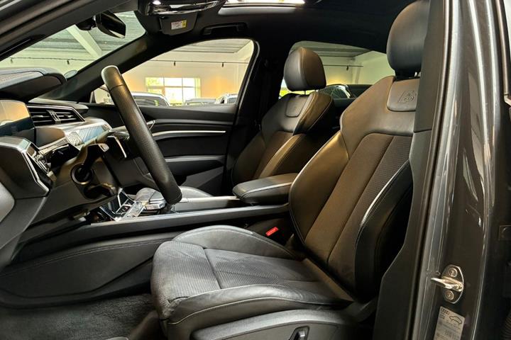 Grå Audi Q8 e-tron fra 2024
