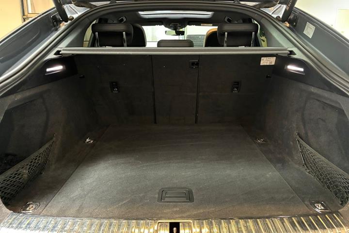Grå Audi Q8 e-tron fra 2024