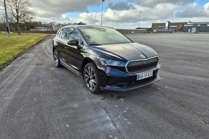 Sort Skoda Enyaq fra 2021 set udefra