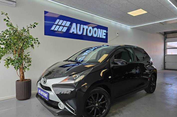 Sort Toyota Aygo fra 2015 set udefra