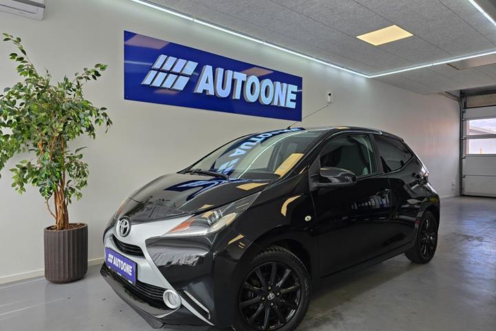 Sort Toyota Aygo fra 2015 set udefra