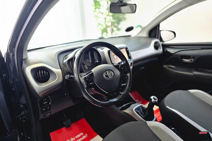 Sort Toyota Aygo fra 2015