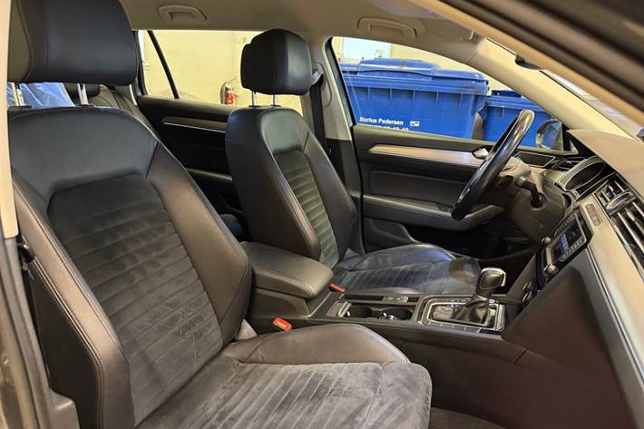 Grå VW Passat fra 2016
