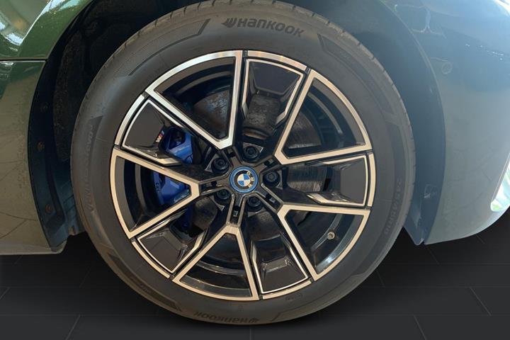 Grøn BMW i4 fra 2024