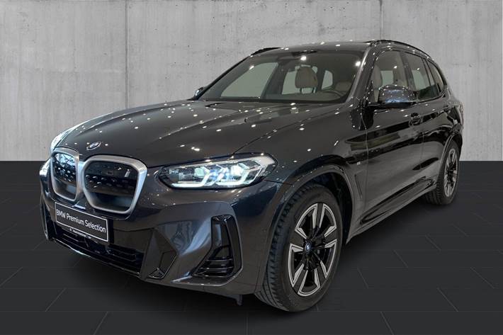 Grå BMW iX3 fra 2023 set udefra