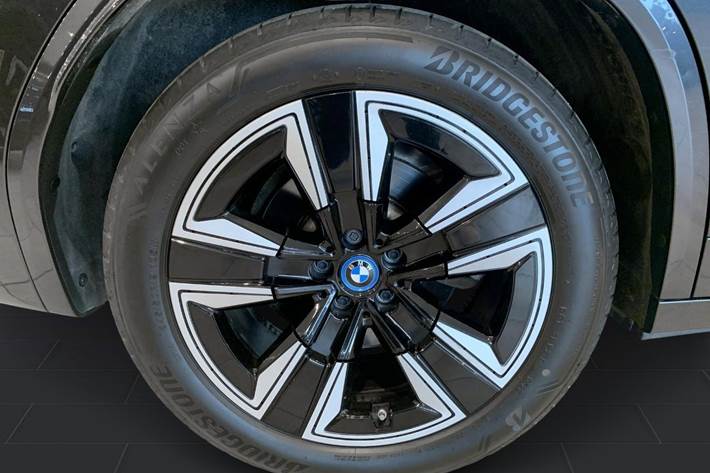 Grå BMW iX3 fra 2023