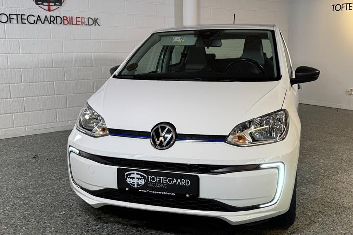 Hvid VW E-UP! fra 2021 set udefra