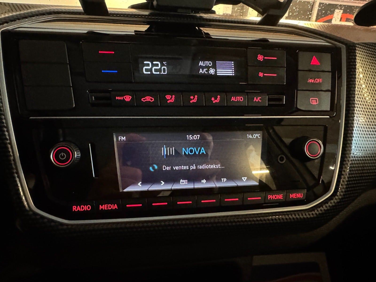 Hvid VW E-UP! fra 2021 set indefra