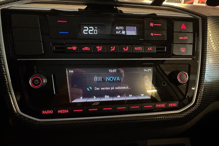 Hvid VW E-UP! fra 2021 set indefra