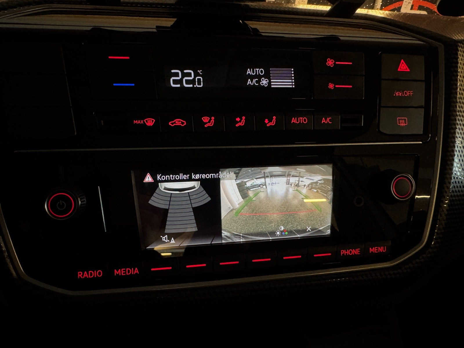 Hvid VW E-UP! fra 2021 set indefra