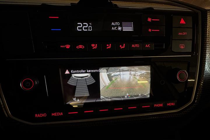 Hvid VW E-UP! fra 2021 set indefra