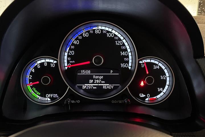 Hvid VW E-UP! fra 2021 set indefra